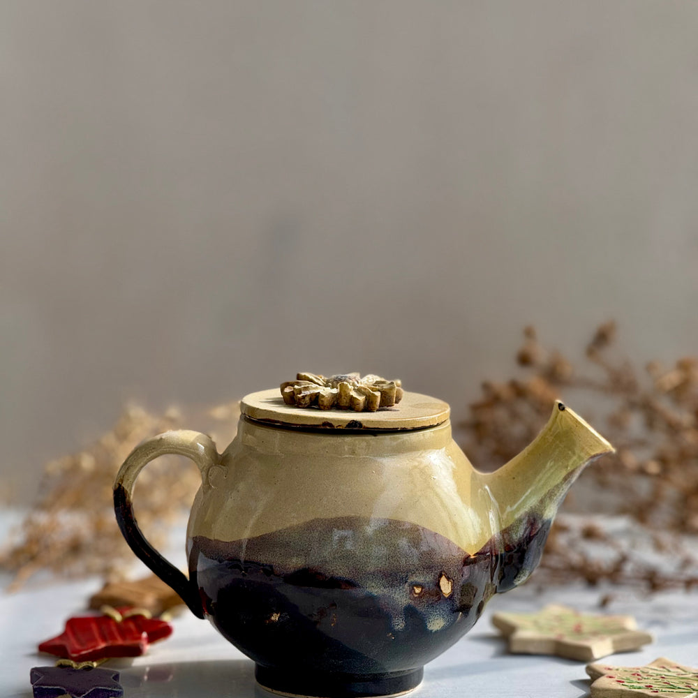 Bloom Lid Teapot, close view of the flower lid knob