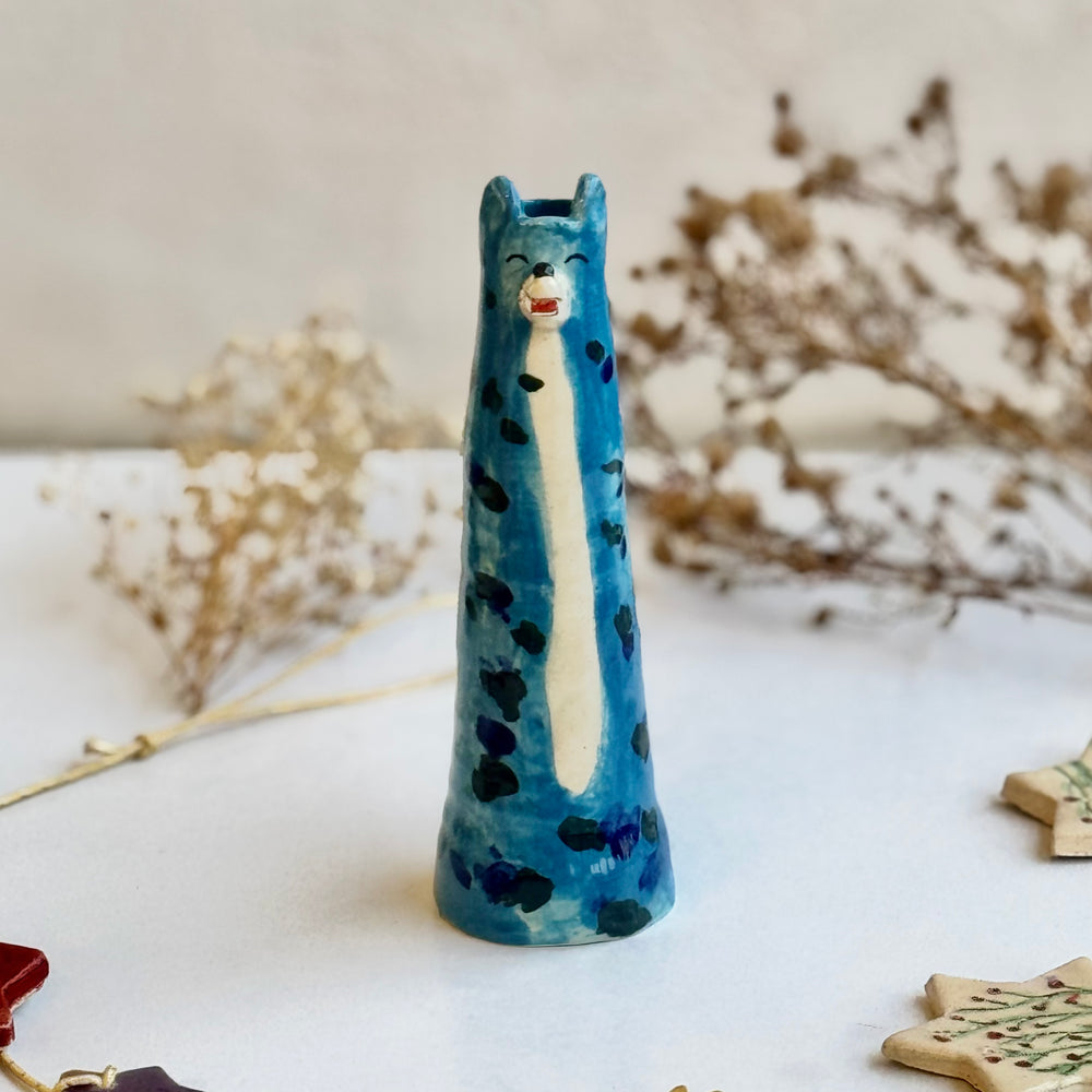 Sapphire Cloud Cat viewed from a slight angle