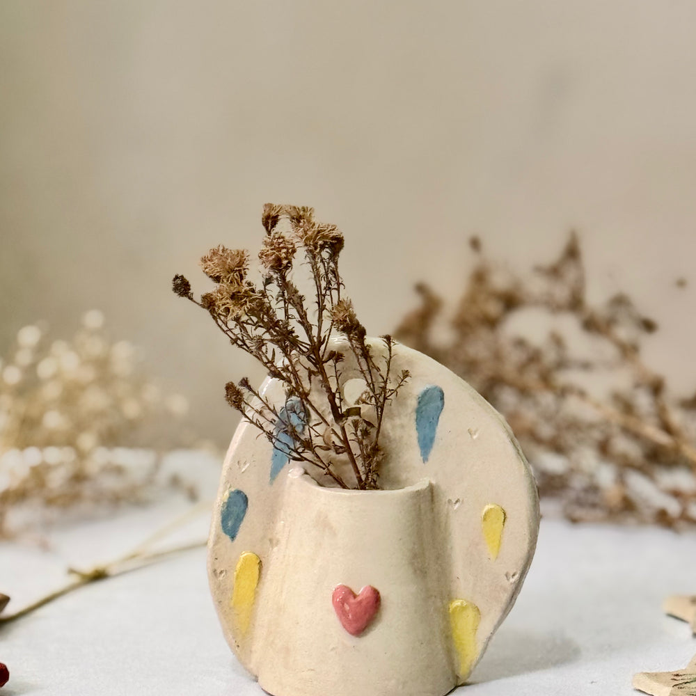 Sweetheart Pocket Vase with dried flowers arranged in the pocket